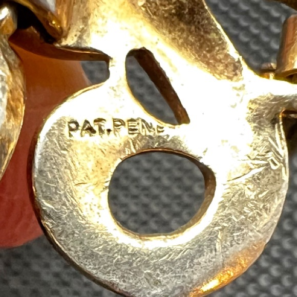 1960s Trifari Gold Tone Swirl Bracelet Fold Over clasp closure - Picture 12 of 14